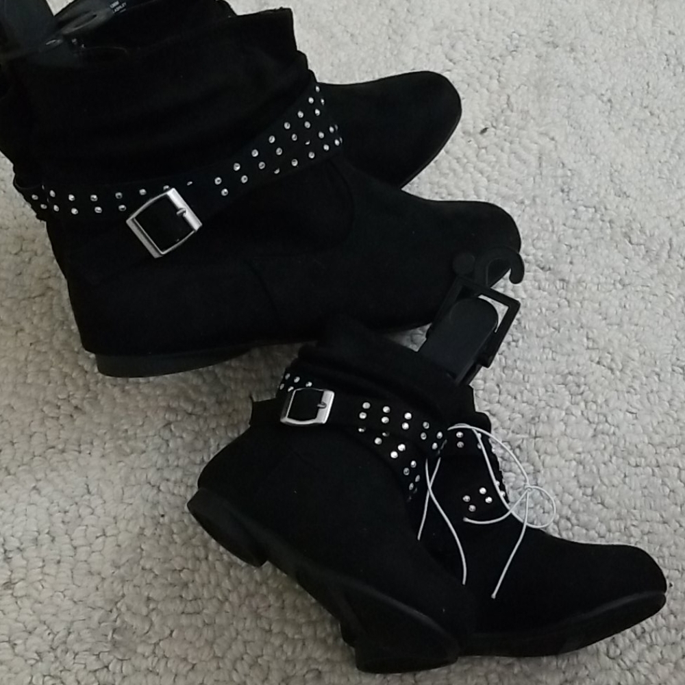 Black boots with buckle